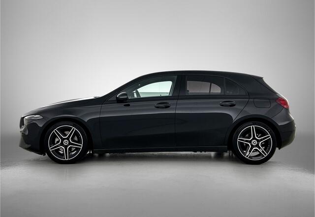Mercedes-Benz A-KLASSE 180 Star Edition 13910 Km !!! | | Night pakket | Parkeersensoren | Spiegelpakket | Stoelverwarming | Dodehoek assistent Inclusief 24 maanden MB Certified garantie voor Europa.