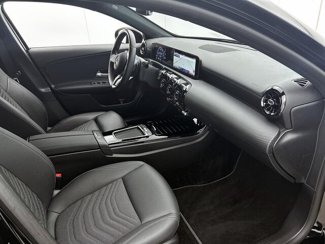 Mercedes-Benz A-KLASSE 180 Star Edition 13910 Km !!! | | Night pakket | Parkeersensoren | Spiegelpakket | Stoelverwarming | Dodehoek assistent Inclusief 24 maanden MB Certified garantie voor Europa.