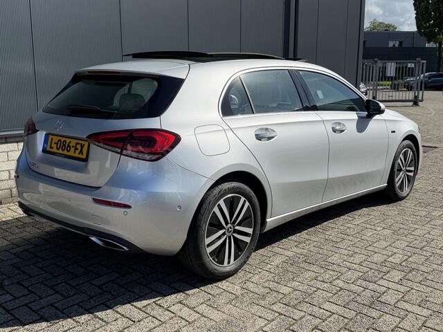 Mercedes-Benz A-KLASSE 250 e Business Solution Luxury Limited 17"/Panoramadak/Leder + memory/Stoelverwarming/Camera/Dodehoek/Keyless/Matrix LED