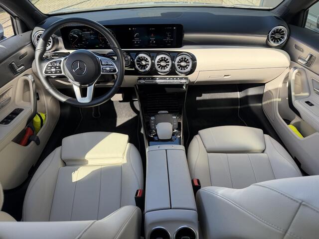 Mercedes-Benz A-KLASSE 250 e Business Solution Luxury Limited 17"/Panoramadak/Leder + memory/Stoelverwarming/Camera/Dodehoek/Keyless/Matrix LED