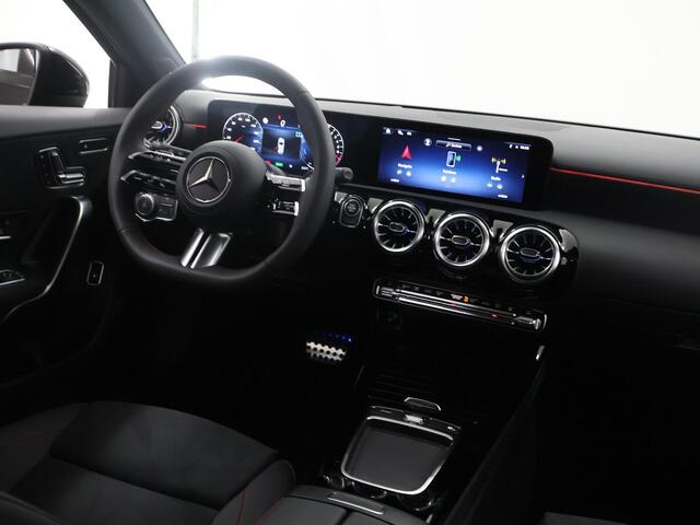 Mercedes-Benz A-KLASSE 250e Business Solution AMG | Panoramaschuifdak | Premium Plus | Head-up display | Dodehoekassistent |