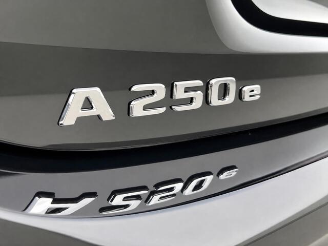 Mercedes-Benz A-KLASSE 250 e Business Solution AMG | AMG Plus Pakket | Night Pakket | Panoramadak | 360° Camera | Dodehoekassistent | Head-up Display | Advanced Sound System | MULTIBEAM LED Koplampen | Elektrisch Verstelbare Stoelen + Memory | Stoelverwarming | Sfeerverlichting | Apple CarPlay | Android Auto | Elektrisch Inklapbare Buitenspiegels | Parkeersensoren