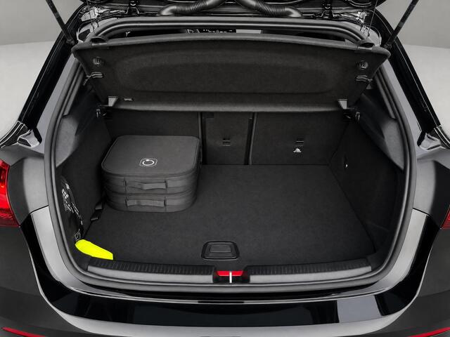Mercedes-Benz A-KLASSE 250 e Business Solution AMG | AMG Plus Pakket | Night Pakket | Panoramadak | 360° Camera | Dodehoekassistent | Head-up Display | Advanced Sound System | MULTIBEAM LED Koplampen | Elektrisch Verstelbare Stoelen + Memory | Stoelverwarming | Sfeerverlichting | Apple CarPlay | Android Auto | Elektrisch Inklapbare Buitenspiegels | Parkeersensoren