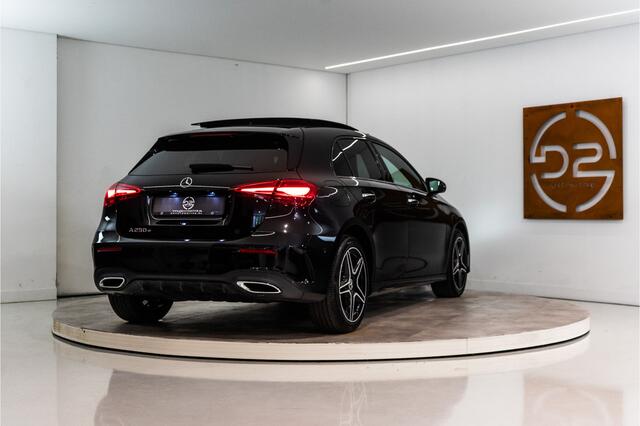 Mercedes-Benz A-KLASSE 250 e Premium AMG Facelift 218PK | Pano | Sfeer | Keyless | Carplay | 12 MND Garantie