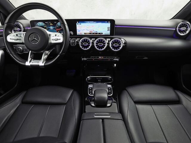 Mercedes-Benz A-KLASSE 200 AMG Sport 163Pk Automaat (PANORAMADAK, APPLE CARPLAY, GROOT NAVI, SFEERVERLICHTING, CAMERA, SPORTSTOELEN, LEDER, GETINT GLAS, STOELVERWARMING, NIEUWSTAAT)
