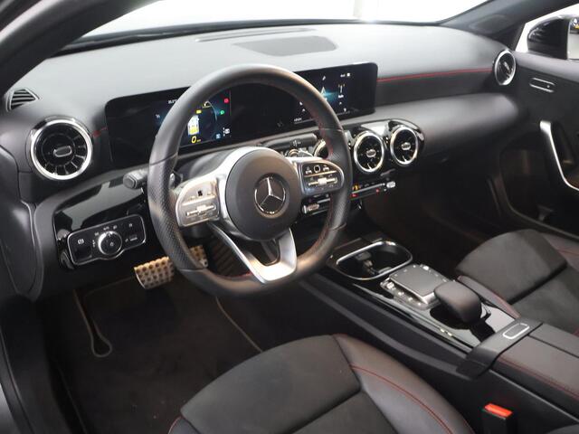 Mercedes-Benz A-KLASSE 180 Business Solution AMG | Night | Parkassistent | Sportstoelen | Stoelverwarming | Apple carplay |