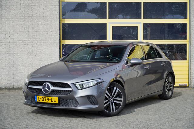 Mercedes-Benz A-KLASSE 180 Automaat! 5drs Business Solution Luxury BJ2021 Lmv 17" | Led V+A | Pdc | Elek. trekhaak | Achteruitrijcamera | App-Connect | Navi | Virtual cockpit | Sfeerverlichting | Cruise control | Lederen bekleding | Sportstoelen | Verwarmde voorstoelen