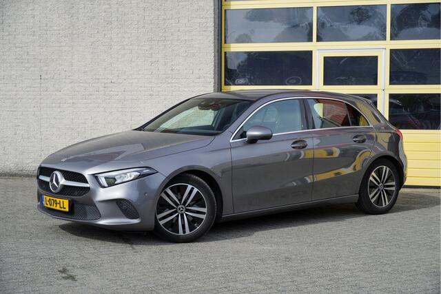 Mercedes-Benz A-KLASSE 180 Automaat! 5drs Business Solution Luxury BJ2021 Lmv 17" | Led V+A | Pdc | Elek. trekhaak | Achteruitrijcamera | App-Connect | Navi | Virtual cockpit | Sfeerverlichting | Cruise control | Lederen bekleding | Sportstoelen | Verwarmde voorstoelen