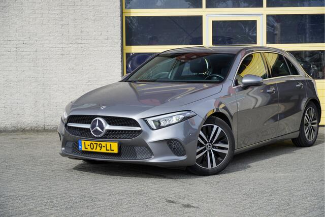 Mercedes-Benz A-KLASSE 180 Automaat! 5drs Business Solution Luxury BJ2021 Lmv 17" | Led V+A | Pdc | Elek. trekhaak | Achteruitrijcamera | App-Connect | Navi | Virtual cockpit | Sfeerverlichting | Cruise control | Lederen bekleding | Sportstoelen | Verwarmde voorstoelen