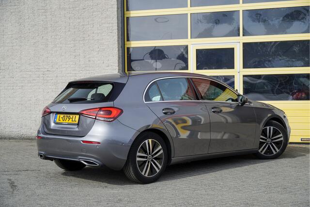Mercedes-Benz A-KLASSE 180 Automaat! 5drs Business Solution Luxury BJ2021 Lmv 17" | Led V+A | Pdc | Elek. trekhaak | Achteruitrijcamera | App-Connect | Navi | Virtual cockpit | Sfeerverlichting | Cruise control | Lederen bekleding | Sportstoelen | Verwarmde voorstoelen