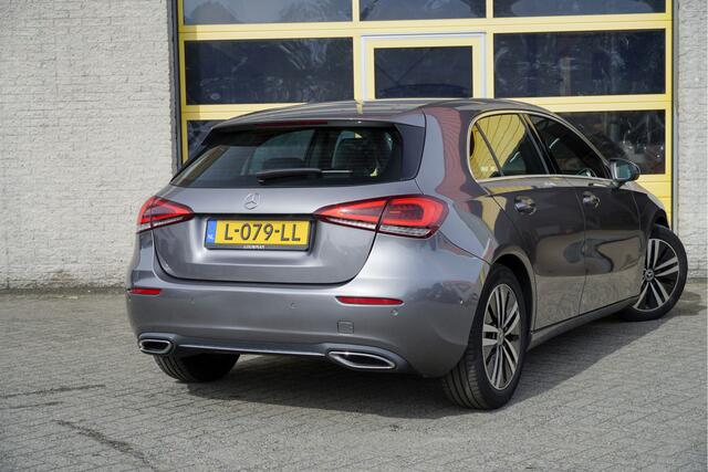 Mercedes-Benz A-KLASSE 180 Automaat! 5drs Business Solution Luxury BJ2021 Lmv 17" | Led V+A | Pdc | Elek. trekhaak | Achteruitrijcamera | App-Connect | Navi | Virtual cockpit | Sfeerverlichting | Cruise control | Lederen bekleding | Sportstoelen | Verwarmde voorstoelen