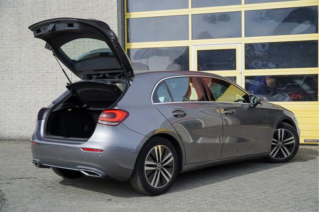 Mercedes-Benz A-KLASSE 180 Automaat! 5drs Business Solution Luxury BJ2021 Lmv 17" | Led V+A | Pdc | Elek. trekhaak | Achteruitrijcamera | App-Connect | Navi | Virtual cockpit | Sfeerverlichting | Cruise control | Lederen bekleding | Sportstoelen | Verwarmde voorstoelen