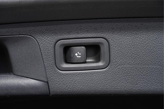 Mercedes-Benz A-KLASSE 180 Automaat! 5drs Business Solution Luxury BJ2021 Lmv 17" | Led V+A | Pdc | Elek. trekhaak | Achteruitrijcamera | App-Connect | Navi | Virtual cockpit | Sfeerverlichting | Cruise control | Lederen bekleding | Sportstoelen | Verwarmde voorstoelen
