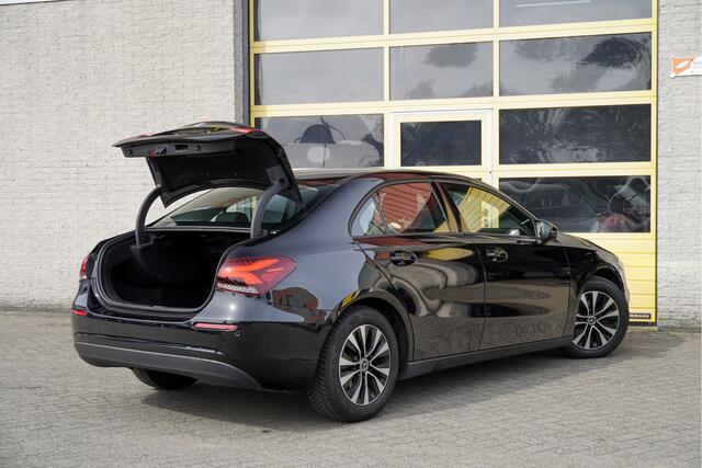 Mercedes-Benz A-KLASSE 180 Automaat! Business Solution BJ2020 Lmv 16" | Led V+A | Pdc | Navi | Virtual cockpit | Climate control | Cruise control | Verwarmde voorstoelen | Getint glas