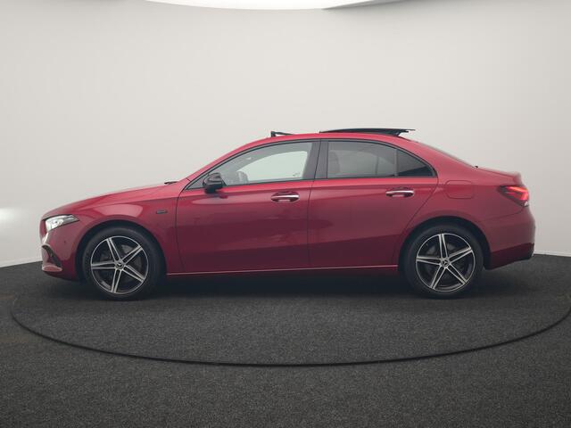 Mercedes-Benz A-KLASSE 250 e Premium PHEV 218pk Dealer O.H | Trekhaak Af Fabriek | Panodak | Adaptive Cruise | Multibeam LED | Burmester Audio | 360 Camera | Lederen Sportstoelen Massage & Memory | Keyless | Stuur & Stoelverwarming | Apple Carplay | Navigatie | Virtual | DAB | 18"L.M | Plug In Hybrid |
