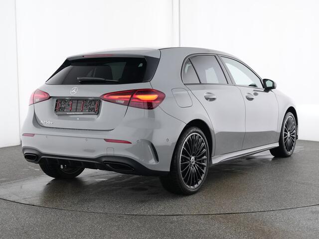 Mercedes-Benz A-KLASSE 250 e AMG Plug-In Hybride AMG Line | Night Pakket | Ledkoplampen | Parkeerpakket met achteruitrijcamera | Stuur en Stoelverwarming | 19 Inch AMG Velgen. Inclusief 24 maanden Mercedes-Benz Certified garantie voor Europa. – foto 2