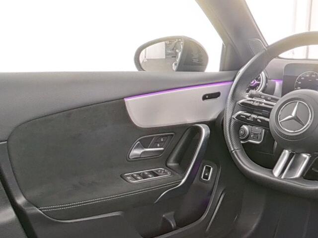 Mercedes-Benz A-KLASSE 250 e AMG Plug-In Hybride AMG Line | Night Pakket | Ledkoplampen | Parkeerpakket met achteruitrijcamera | Stuur en Stoelverwarming | 19 Inch AMG Velgen. Inclusief 24 maanden Mercedes-Benz Certified garantie voor Europa. – foto 3