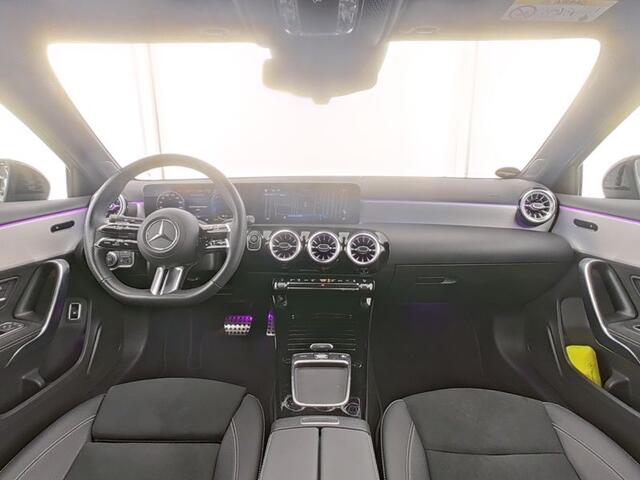 Mercedes-Benz A-KLASSE 250 e AMG Plug-In Hybride AMG Line | Night Pakket | Ledkoplampen | Parkeerpakket met achteruitrijcamera | Stuur en Stoelverwarming | 19 Inch AMG Velgen. Inclusief 24 maanden Mercedes-Benz Certified garantie voor Europa. – foto 6