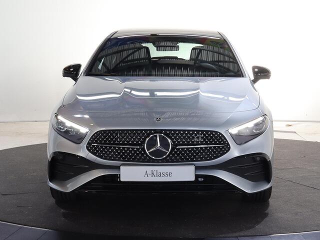 Mercedes-Benz A-KLASSE 250e Business Solution AMG | Panoramadak | Premium Plus | 19" AMG-velgen | HUD | Dodehoekassistent | Elek. Stoelen met Geheugen | Keyless Entry/Go |