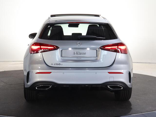 Mercedes-Benz A-KLASSE 250e Business Solution AMG | Panoramadak | Premium Plus | 19" AMG-velgen | HUD | Dodehoekassistent | Elek. Stoelen met Geheugen | Keyless Entry/Go |