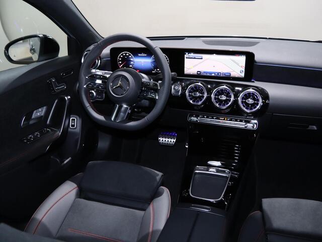 Mercedes-Benz A-KLASSE 250e Business Solution AMG | Panoramadak | Premium Plus | 19" AMG-velgen | HUD | Dodehoekassistent | Elek. Stoelen met Geheugen | Keyless Entry/Go |
