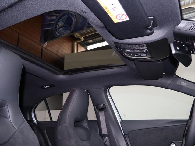 Mercedes-Benz A-KLASSE 250e Business Solution AMG | Panoramadak | Premium Plus | 19" AMG-velgen | HUD | Dodehoekassistent | Elek. Stoelen met Geheugen | Keyless Entry/Go |