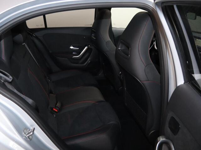 Mercedes-Benz A-KLASSE 250e Business Solution AMG | Panoramadak | Premium Plus | 19" AMG-velgen | HUD | Dodehoekassistent | Elek. Stoelen met Geheugen | Keyless Entry/Go |
