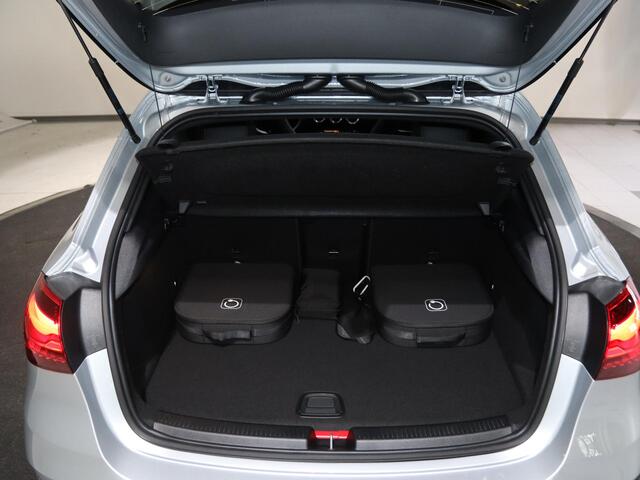 Mercedes-Benz A-KLASSE 250e Business Solution AMG | Panoramadak | Premium Plus | 19" AMG-velgen | HUD | Dodehoekassistent | Elek. Stoelen met Geheugen | Keyless Entry/Go |