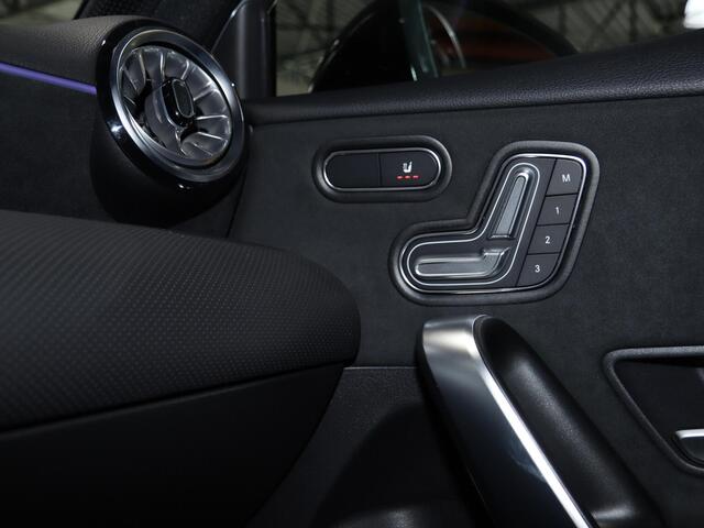 Mercedes-Benz A-KLASSE 250e Business Solution AMG | Panoramadak | Premium Plus | 19" AMG-velgen | HUD | Dodehoekassistent | Elek. Stoelen met Geheugen | Keyless Entry/Go |