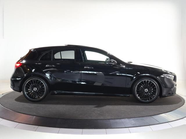 Mercedes-Benz A-KLASSE 180 Business Solution AMG | AMG Line Plus | Premium Plus | Nightpakket | Panoramadak | HUD | Stoelverwarming | 360° Camera | Dodehoekassistent |