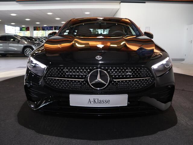 Mercedes-Benz A-KLASSE 180 Business Solution AMG | AMG Line Plus | Premium Plus | Nightpakket | Panoramadak | HUD | Stoelverwarming | 360° Camera | Dodehoekassistent |