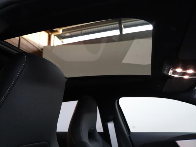 Mercedes-Benz A-KLASSE 180 Business Solution AMG | AMG Line Plus | Premium Plus | Nightpakket | Panoramadak | HUD | Stoelverwarming | 360° Camera | Dodehoekassistent |
