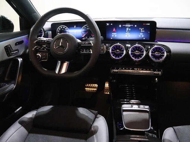 Mercedes-Benz A-KLASSE 180 Business Solution AMG | AMG Line Plus | Premium Plus | Nightpakket | Panoramadak | HUD | Stoelverwarming | 360° Camera | Dodehoekassistent |