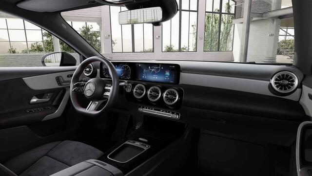 Mercedes-Benz A-KLASSE 180 Business Solution AMG | Panoramadak | Premium Plus | Nightpakket | 19" Multispaak AMG velgen | Stoelverwarming | 360° Camera | HUD |