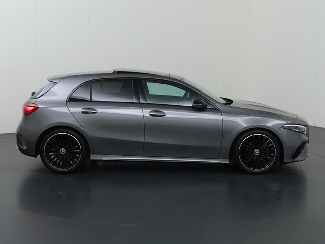 Mercedes-Benz A-KLASSE 180 Business Solution AMG | Night | Panoramaschuifdak | Achteruitrijcamera | Sfeerverlichting| MULTIBEAM LED | 19 inch AMG-velgen |