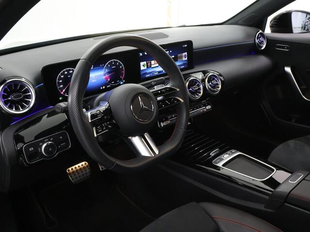 Mercedes-Benz A-KLASSE 180 Business Solution AMG | Night | Panoramaschuifdak | Achteruitrijcamera | Sfeerverlichting| MULTIBEAM LED | 19 inch AMG-velgen |