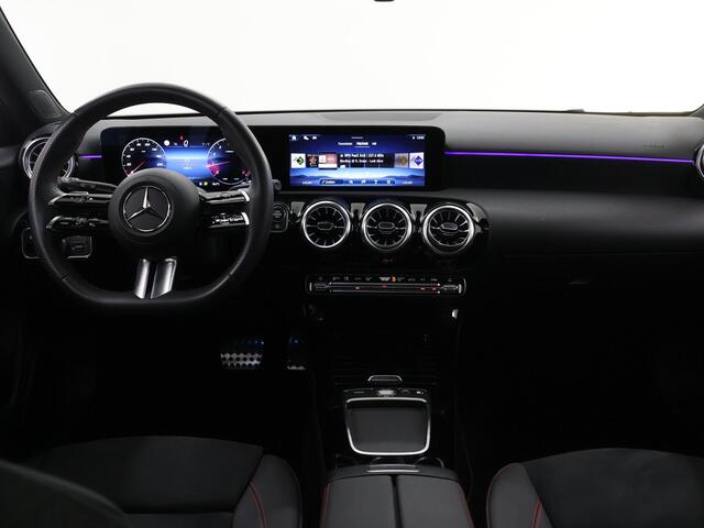 Mercedes-Benz A-KLASSE 180 Business Solution AMG | Night | Panoramaschuifdak | Achteruitrijcamera | Sfeerverlichting| MULTIBEAM LED | 19 inch AMG-velgen |