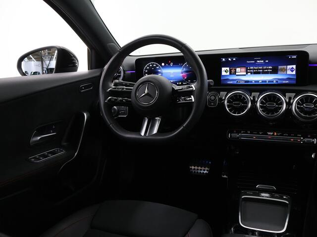 Mercedes-Benz A-KLASSE 180 Business Solution AMG | Night | Panoramaschuifdak | Achteruitrijcamera | Sfeerverlichting| MULTIBEAM LED | 19 inch AMG-velgen |