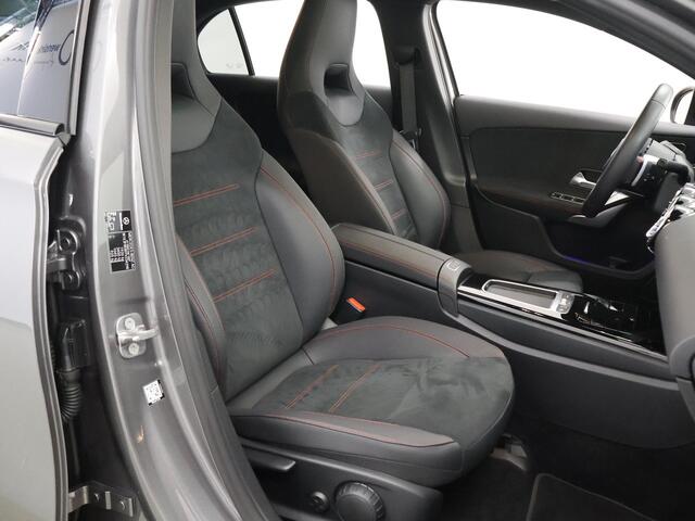 Mercedes-Benz A-KLASSE 180 Business Solution AMG | Night | Panoramaschuifdak | Achteruitrijcamera | Sfeerverlichting| MULTIBEAM LED | 19 inch AMG-velgen |