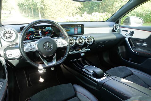 Mercedes-Benz A-KLASSE 200 Business Solution AMG | Panorama dak | Sfeerverlichting | Memory | Stoelverwarming | BTW |