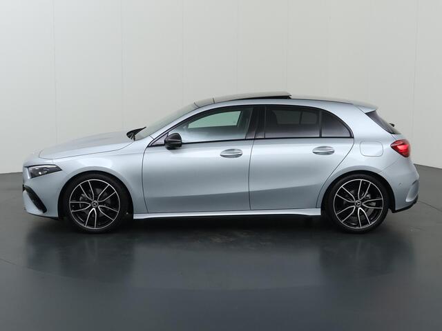 Mercedes-Benz A-KLASSE 180 Business Solution AMG | Trekhaak | Panoramaschuifdak | AMG Line Plus pakket | 19"AMG-velgen | Head-up display | Dodehoekassistent |