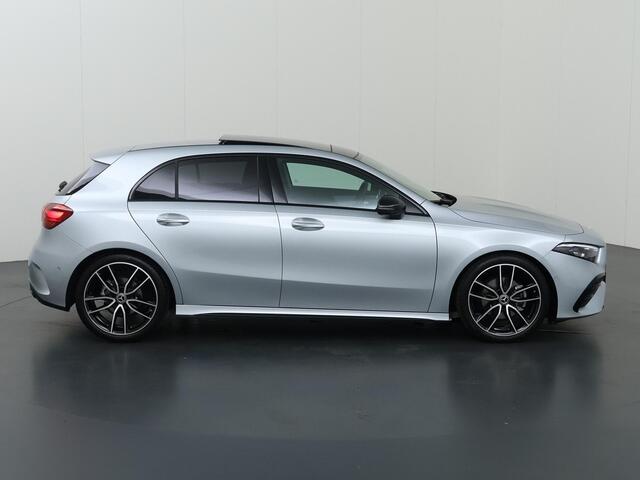 Mercedes-Benz A-KLASSE 180 Business Solution AMG | Trekhaak | Panoramaschuifdak | AMG Line Plus pakket | 19"AMG-velgen | Head-up display | Dodehoekassistent |