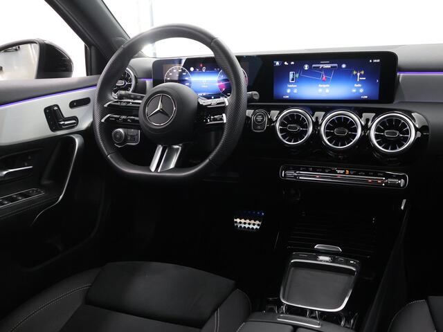 Mercedes-Benz A-KLASSE 180 Business Solution AMG | Trekhaak | Panoramaschuifdak | AMG Line Plus pakket | 19"AMG-velgen | Head-up display | Dodehoekassistent |