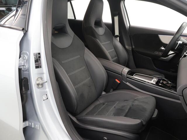 Mercedes-Benz A-KLASSE 180 Business Solution AMG | Trekhaak | Panoramaschuifdak | AMG Line Plus pakket | 19"AMG-velgen | Head-up display | Dodehoekassistent |