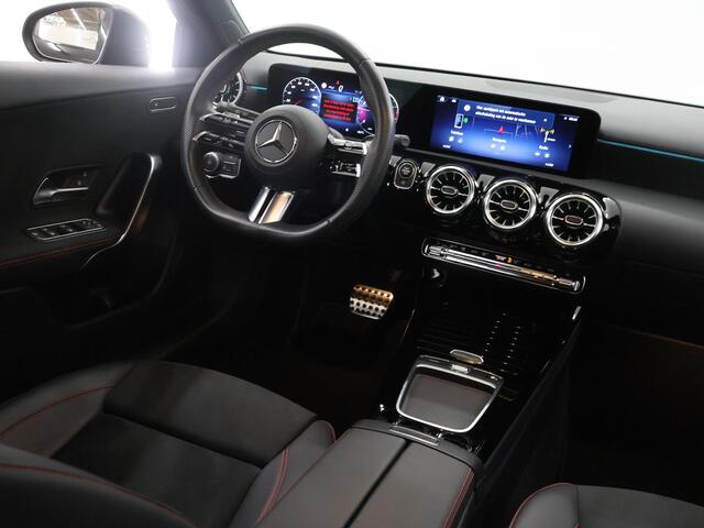 Mercedes-Benz A-KLASSE 180 AMG Line | Panoramadak | Matrix Led koplampen | Sportstoelen | Adaptieve Cruise control |