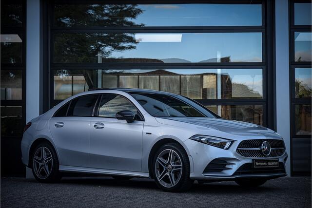 Mercedes-Benz A-KLASSE 250 e AMG Line * Pano * Night-pakket * Distronic
