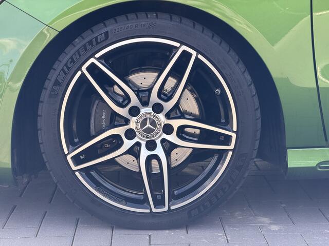 Mercedes-Benz A-KLASSE 180 AMG Night | Panorama | 18" | Camera | Dealeronderhouden !