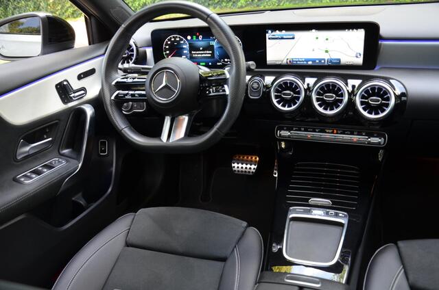 Mercedes-Benz A-KLASSE 250 e Business Solution AMG Automaat/Led/Navi/Pdc/Ecc/Panoramadak/Achteruitrijcamera/Stoelverwarming/Cr-Controle/Privacy-Glass/Lmv/19-Inch Lmv/ Elektrisch verstelbare voorstoelen met geheugenfunctie/360°-camera