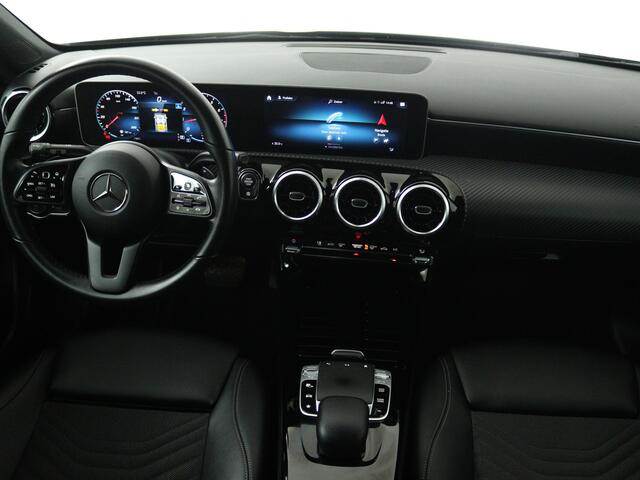 Mercedes-Benz A-KLASSE 180 Business Solution !(Zonnedak rolt niet op)! | Panoramadak | Trekhaak | Camera | Stoelverwarming | Onderweg-naar-dealer