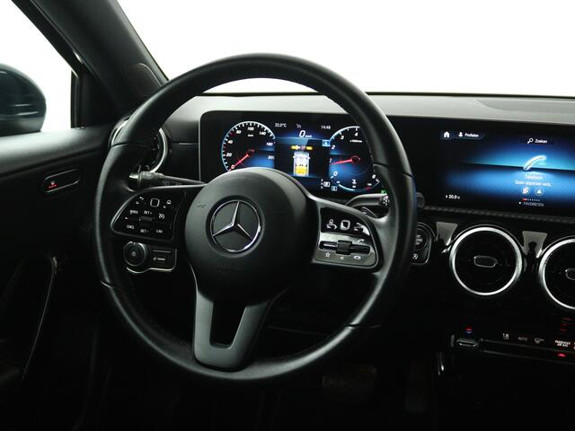 Mercedes-Benz A-KLASSE 180 Business Solution !(Zonnedak rolt niet op)! | Panoramadak | Trekhaak | Camera | Stoelverwarming | Onderweg-naar-dealer